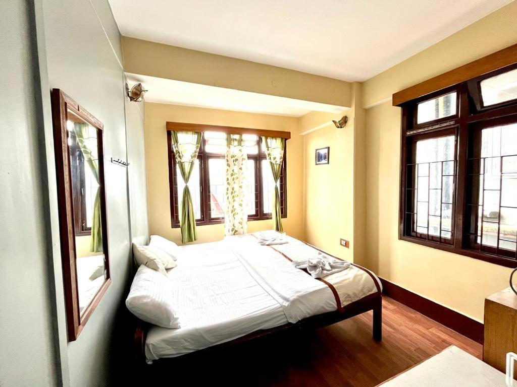 Hotel Red Rose Гангток Екстериор снимка