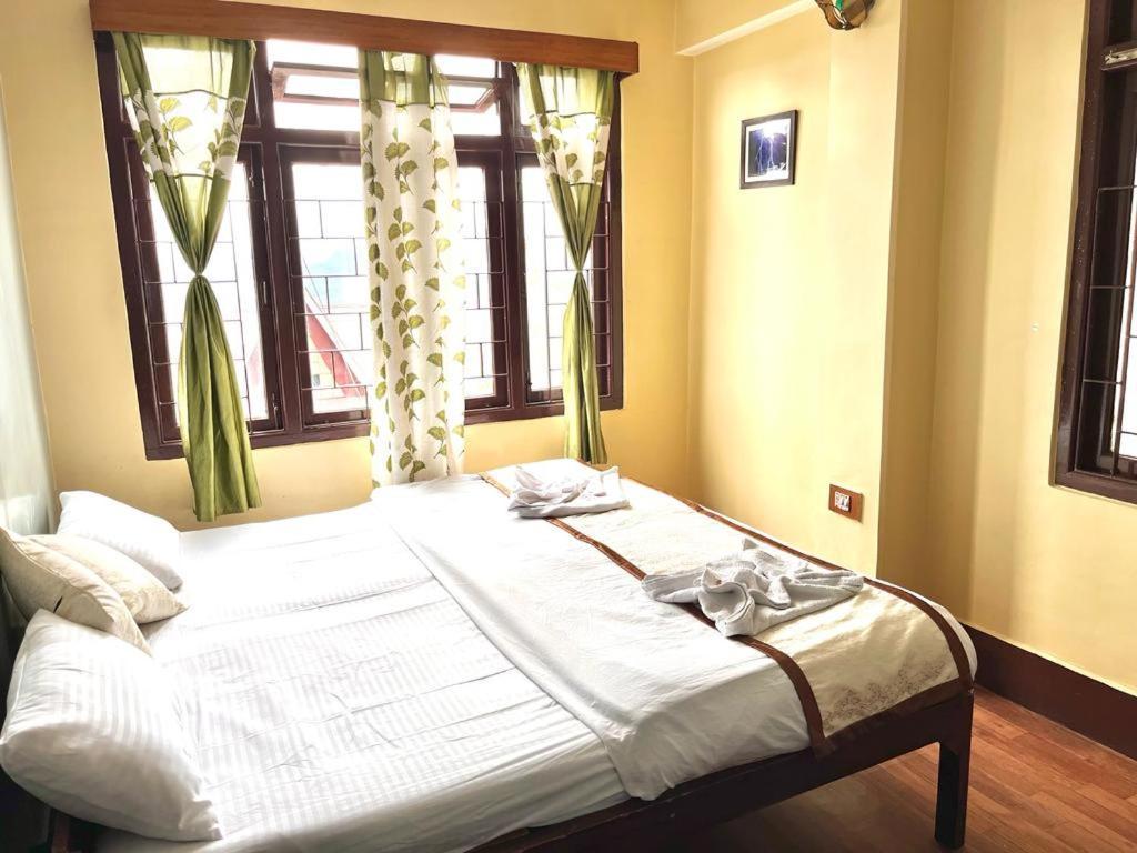 Hotel Red Rose Гангток Екстериор снимка